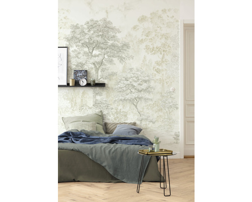 Dormitor cu tapet cu model, pat și noptieră