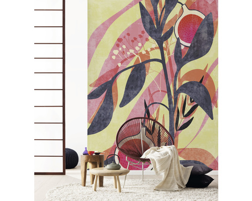 Cameră de zi cu tapet cu model, fotoliu și măsuță laterală