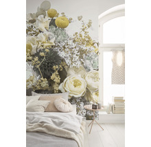Dormitor cu fototapet cu model floral, pat și măsuță laterală.