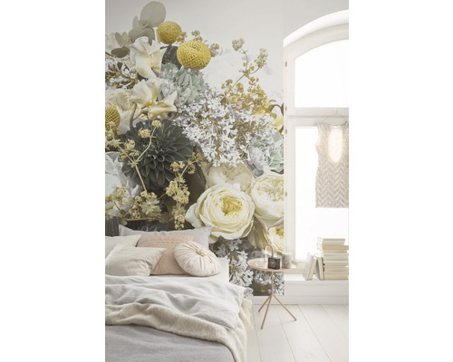 Dormitor cu fototapet cu model floral, pat și măsuță laterală.