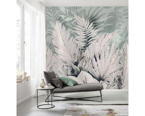 Living luminos cu fototapet floral, canapea și măsuță laterală.