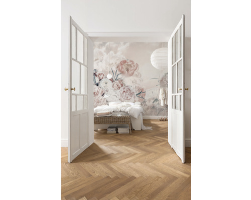 Dormitor cu tapet cu design floral și ușă deschisă