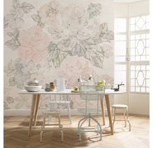 Sufragerie cu masă, scaune și tapet cu model floral
