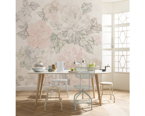 Sufragerie cu masă, scaune și tapet cu model floral