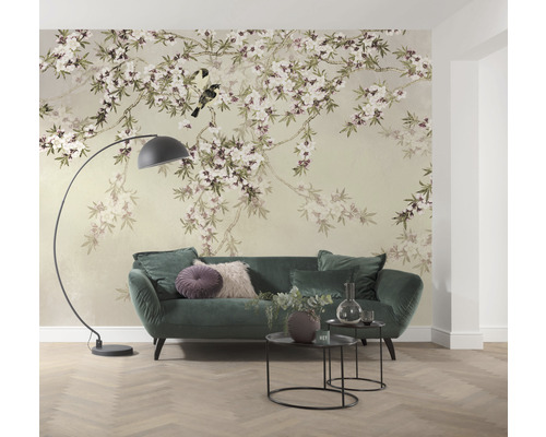 Cameră de zi cu tapet floral, canapea, lampă de podea și măsuțe laterale