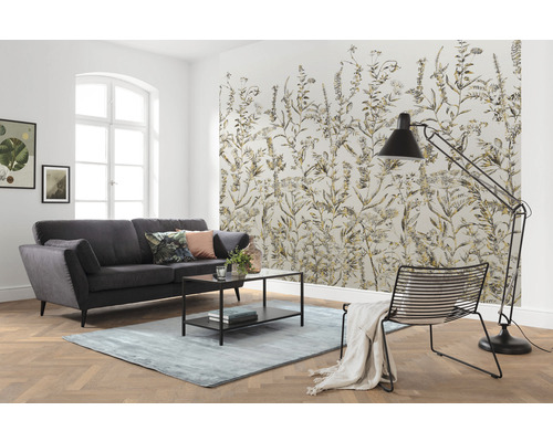 Living cu canapea, covor, lampadar, scaun și tapet cu model cu motive vegetale