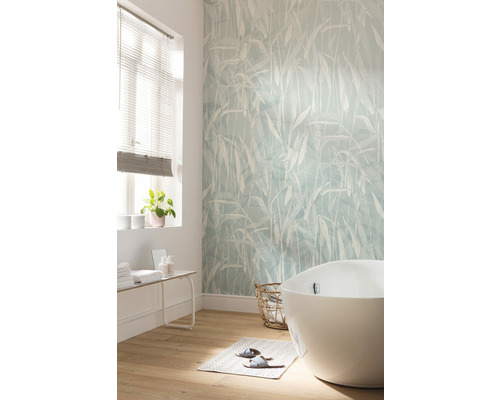 Baie cu cadă independentă, tapet cu model și podea din lemn