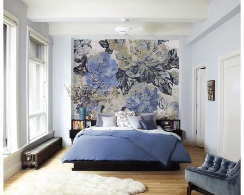 Dormitor cu tapet floral, pat și noptiere.