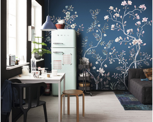 Cameră de zi cu frigider, masă și tapet cu model floral