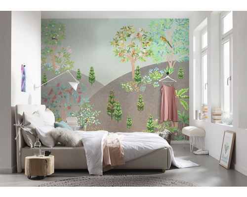 Dormitor cu pat și fototapet cu motiv de grădină