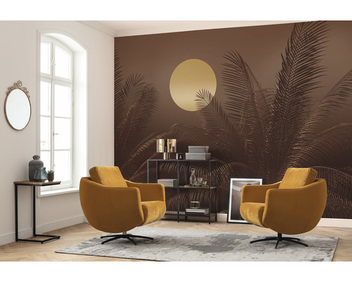 Cameră de zi cu tapet cu palmieri, două fotolii, raft și covor.