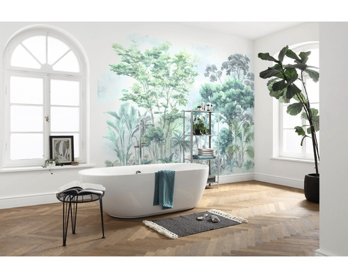 Baie cu cadă, raft, taburet, covor, plantă de interior și tapet cu motiv de junglă