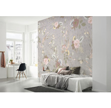 Dormitor decorativ cu tapet cu motive florale ca punct de atracție