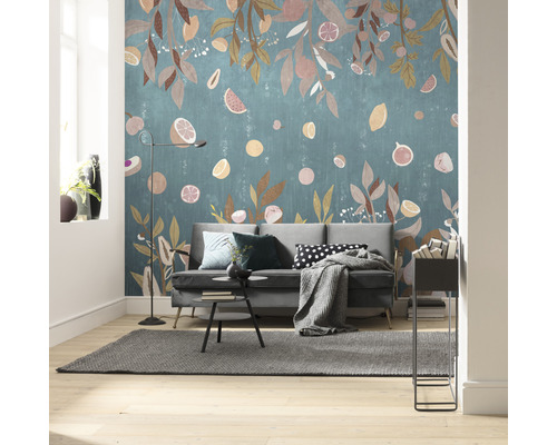 Cameră de zi cu un tapet de perete cu frunze și citrice