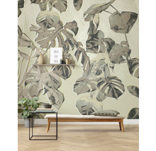 Interior decorativ cu tapet cu model de plante, bancă și măsuță laterală