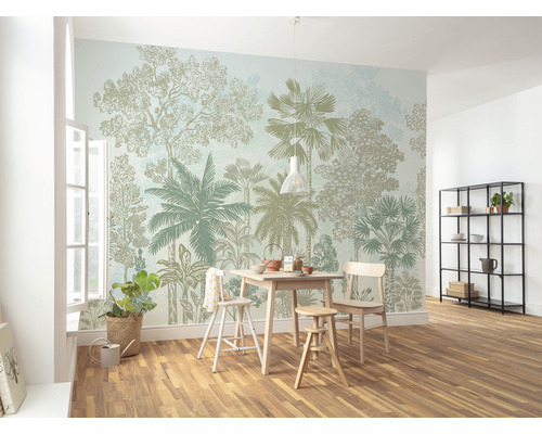 Cameră luminoasă cu tapet de perete cu motiv de pădure, masă de sufragerie și raft