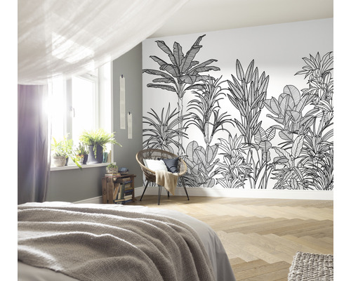 Dormitor cu tapet cu junglă, pat, scaun și plante de interior