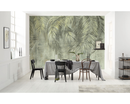Sufragerie cu fototapet cu model de palmieri, masă de sufragerie și scaune într-o cameră luminoasă