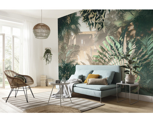 Cameră de zi cu fototapet, canapea, fotoliu, covor și măsuțe laterale.