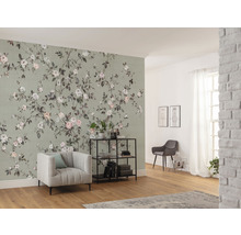 Cameră de zi cu tapet cu model floral, fotoliu, raft și scaun