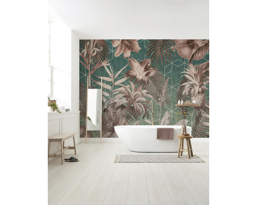 Baie cu cadă independentă și tapet cu model floral