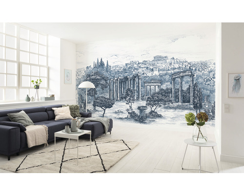 Cameră de zi cu tapet cu peisaj, canapea și covor