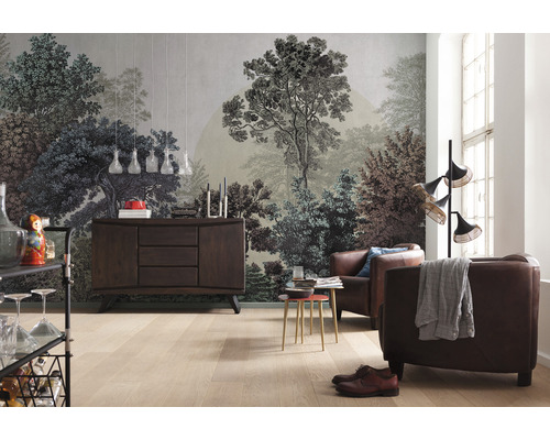 Living cu fototapet cu motiv forestier, bufet și fotolii din piele.