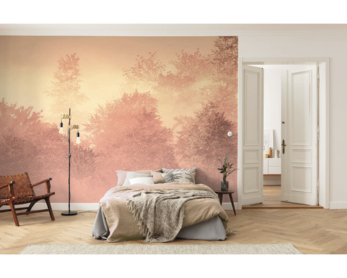 Dormitor cu fototapet cu motiv forestier, pat și lampă