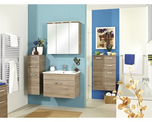 Baie cu chiuvetă, dulap cu oglindă și dulapuri laterale cu aspect de lemn