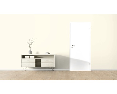 Cameră luminoasă cu comodă, decorațiuni și ușă interioară albă