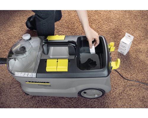 Aspiratorul cu injecție-extracție Kärcher curăță un covor cu tablete de curățare