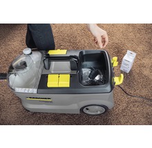 Aspiratorul cu injecție-extracție Kärcher curățând un covor
