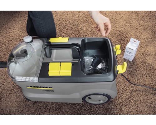 Aspiratorul cu injecție-extracție Kärcher curățând un covor