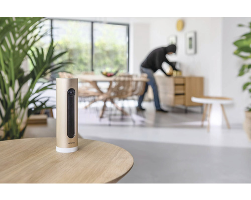 Cameră de supraveghere Netatmo pe masă cu hoț în fundal