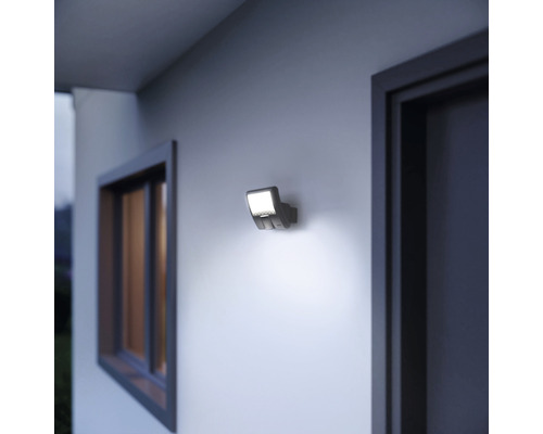 Lumină de perete pentru exterior montată pe peretele casei