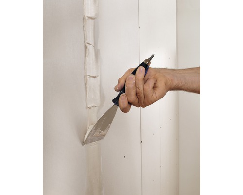 O persoană folosește o spatulă pentru a aplica material de etanșare.