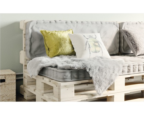 Canapea din paleți cu perne și imitație de blană