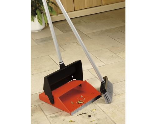 Set mătură cu farăș și mătură pe podea cu gresie