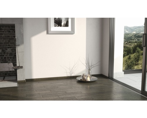 Interior cu gresie cu aspect de lemn, șemineu, decorațiuni și vedere spre verdeață