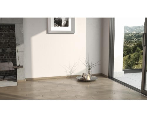 Interior cu podea de lemn, șemineu și vedere la verdeață