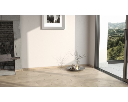 Cameră luminoasă cu podea din lemn, șemineu și vedere la verdeață