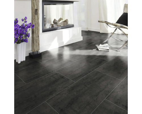 Living cu gresie de podea închisă la culoare, șemineu și decorațiuni