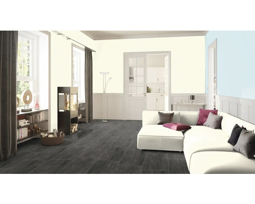 Cameră de zi luminoasă cu canapea, rafturi și sobă de lemne