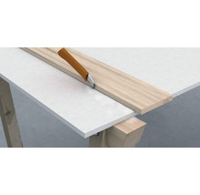 O margine de furnir este prelucrată cu un tăietor de furnir.