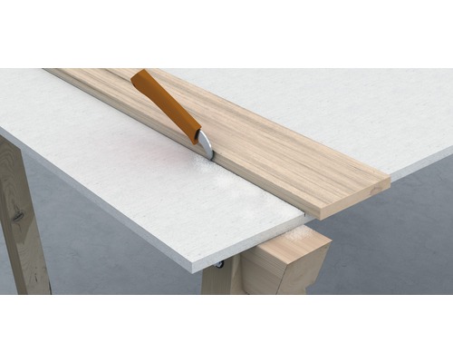 O margine de furnir este prelucrată cu un tăietor de furnir.