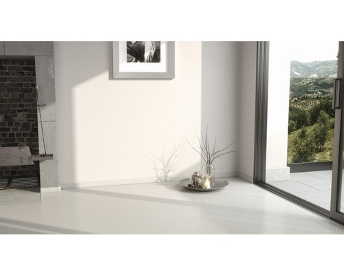 Cameră luminoasă cu șemineu, decorațiuni și fereastră cu vedere la peisaj