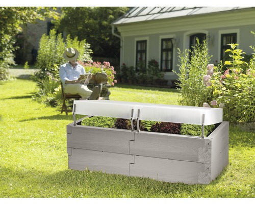 Jardiniere înaltă din lemn cu capac de răsadniță în grădină