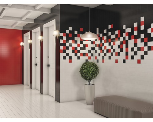 Cameră luminoasă cu design de gresie, bancă, plantă la ghiveci și uși