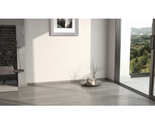 Cameră luminoasă cu podea din lemn, șemineu și vedere spre verdeață