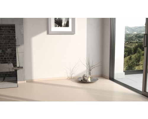 Cameră luminoasă cu șemineu, tablou, decorațiuni și fereastră